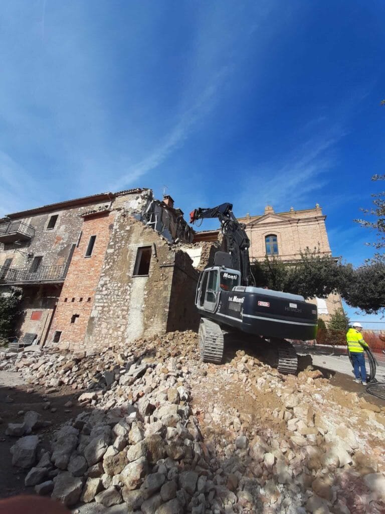 Demolizione eseguita da D.M. Monti a Montecastrilli (3)